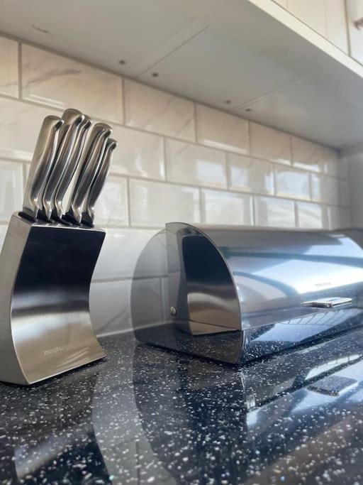 1 Bedroom Apartment - Flitwick - Contractor Friendly - Tourist Ready - Full Kitchen - Wifi - Smart Tv - Sofa Bed - Free Parking - Ideal For Short Or Long Stays Extérieur photo