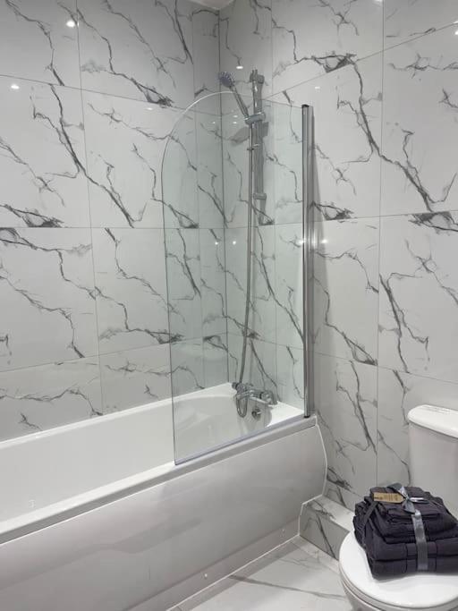 1 Bedroom Apartment - Flitwick - Contractor Friendly - Tourist Ready - Full Kitchen - Wifi - Smart Tv - Sofa Bed - Free Parking - Ideal For Short Or Long Stays Extérieur photo
