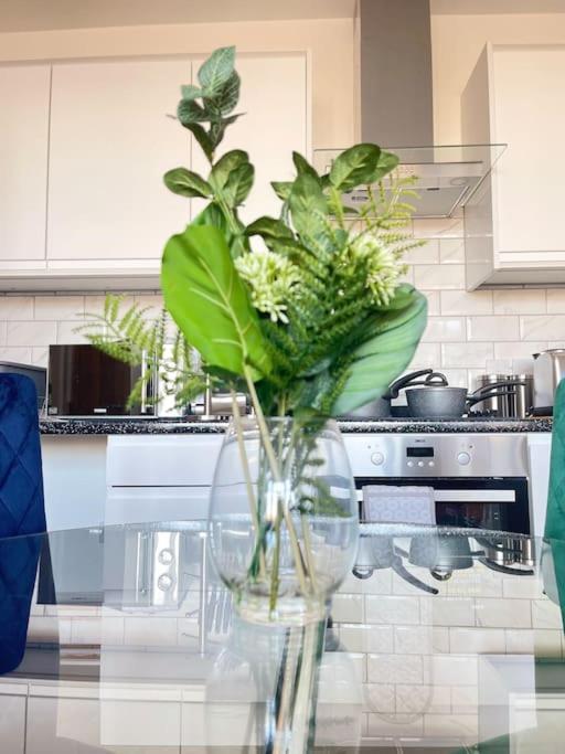 1 Bedroom Apartment - Flitwick - Contractor Friendly - Tourist Ready - Full Kitchen - Wifi - Smart Tv - Sofa Bed - Free Parking - Ideal For Short Or Long Stays Extérieur photo